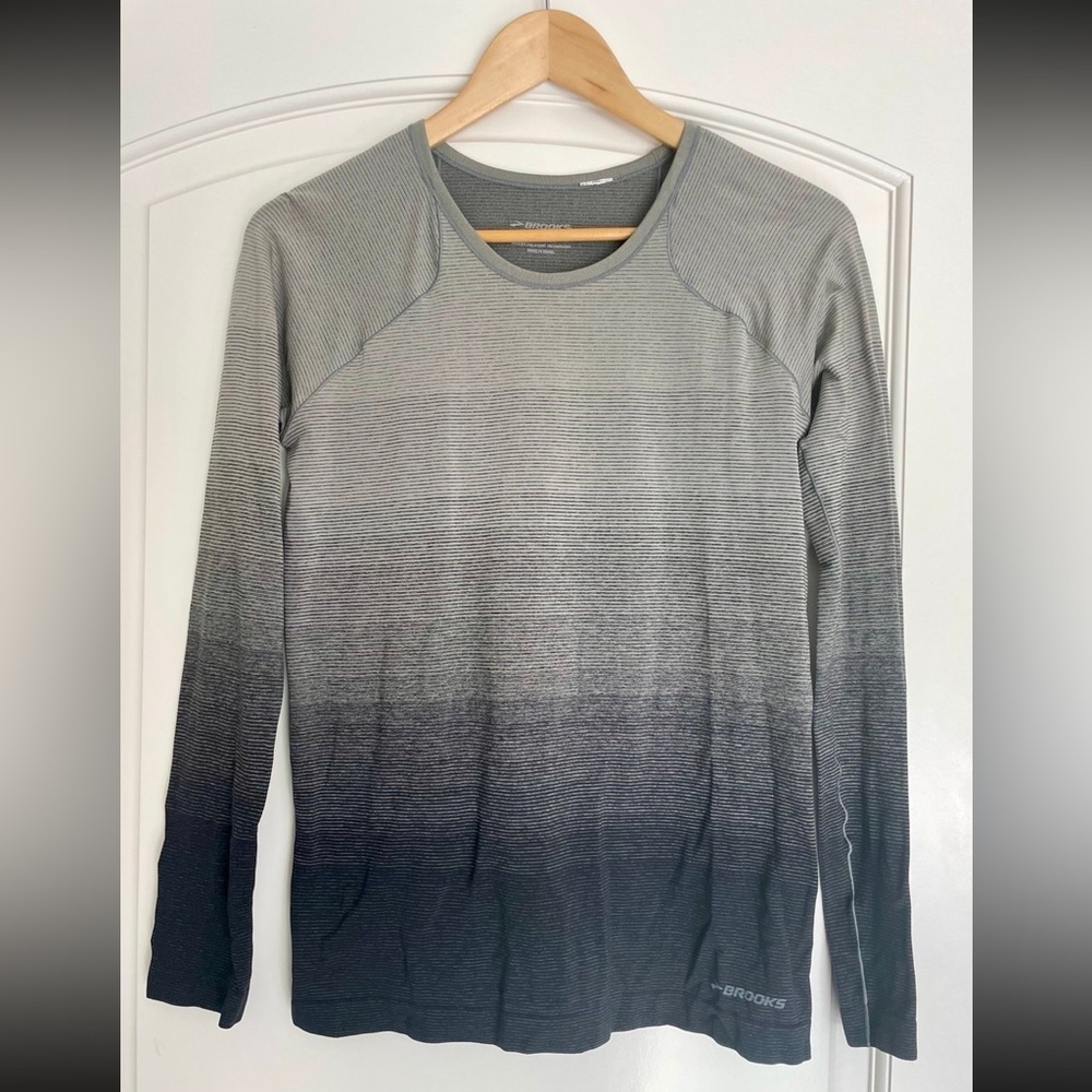 Brooks Men's Black and Gray Crewneck Shirt